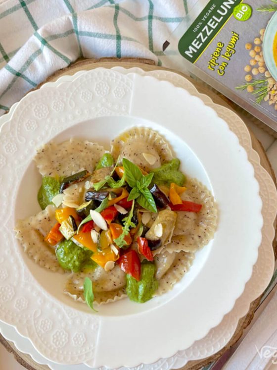 MEZZELUNE di legumi con di pesto rucola e mandorle e verdure arrosto