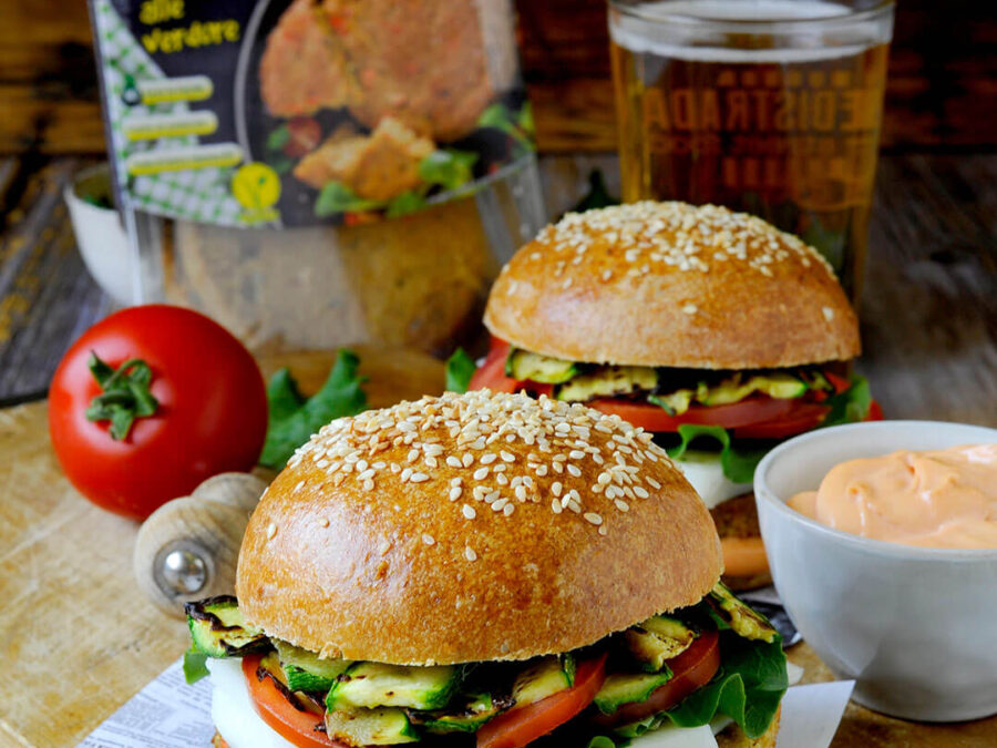 Buns-multicereali-con-zucchine-grigliate--formaggio-di-capra-e-maionese-al-pomodoro