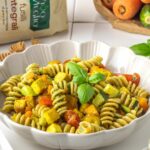 fusilli con pesto veg, verdure saltate e tofu alla curcuma