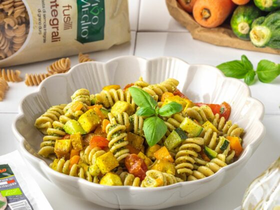 fusilli con pesto veg, verdure saltate e tofu alla curcuma