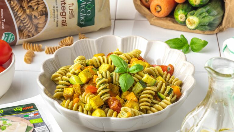 fusilli con pesto veg, verdure saltate e tofu alla curcuma