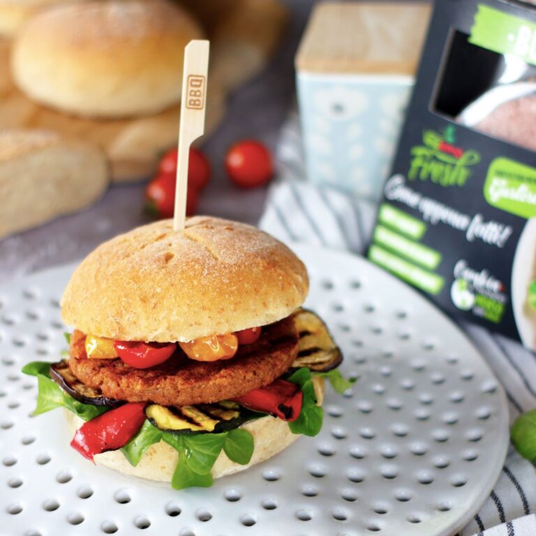 Pane alle patate con vegan burger, verdure grigliate e pomodorini sott'olio_dettaglio, Vegamo, ricetta vegana, rietta 100% vegana, hamburger vegano