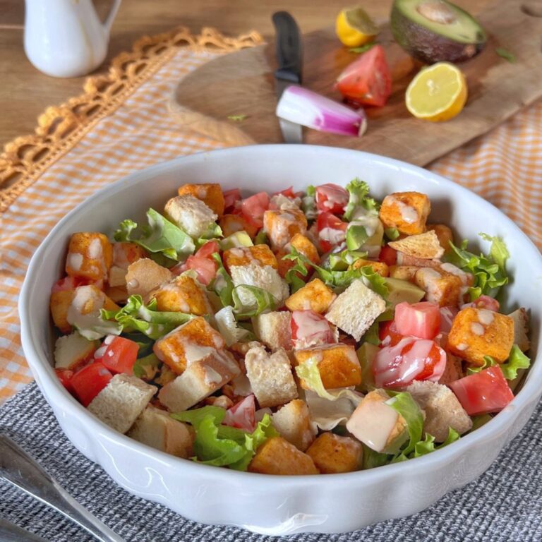 tofu salad colorata e vegana, bowl di insalata con tofu, avocado, pomodorini e crostini di pane