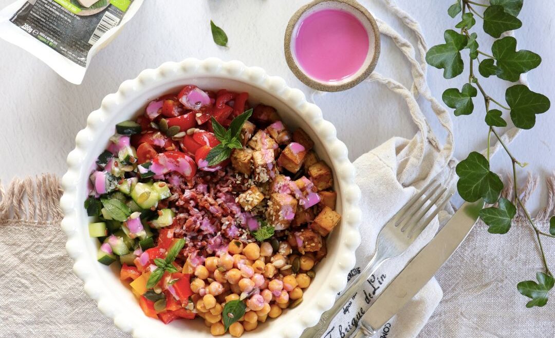 Buddha bowl estiva con riso rosso, tofu e verdure croccanti, Vegamo, piatto estivo, ricetta vegana