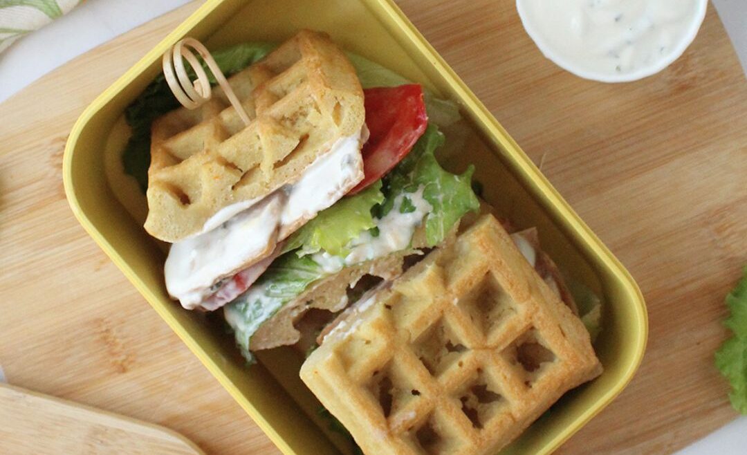 Waffle sandwich con kebab di tofu, Vegamo