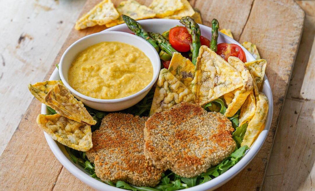 bowl proteica e vegana con margherite ai funghi Vegamo e crackers croccanti