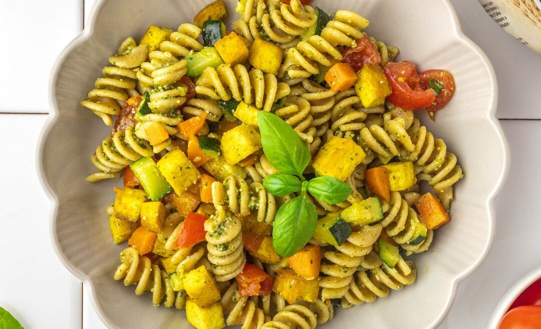 fusilli con pesto veg, verdure saltate e tofu alla curcuma