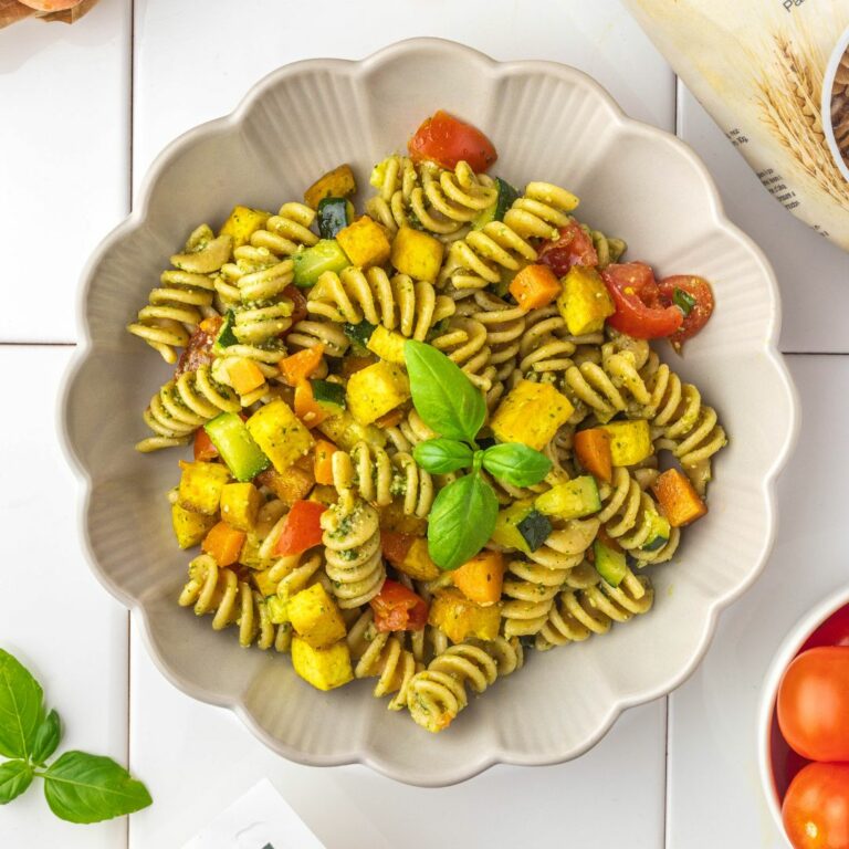 fusilli con pesto veg, verdure saltate e tofu alla curcuma