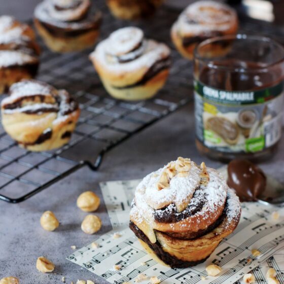 Cruffin vegani con spalmabile alle nocciole vegamo, muffin vegani, ricetta dolce vegana, ricetta veg, ricetta 100% vegana,