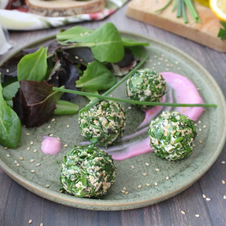 polpette con tofu alle erbe, polpette impiattate su crema di barbabietola, prodotti Vegamo,