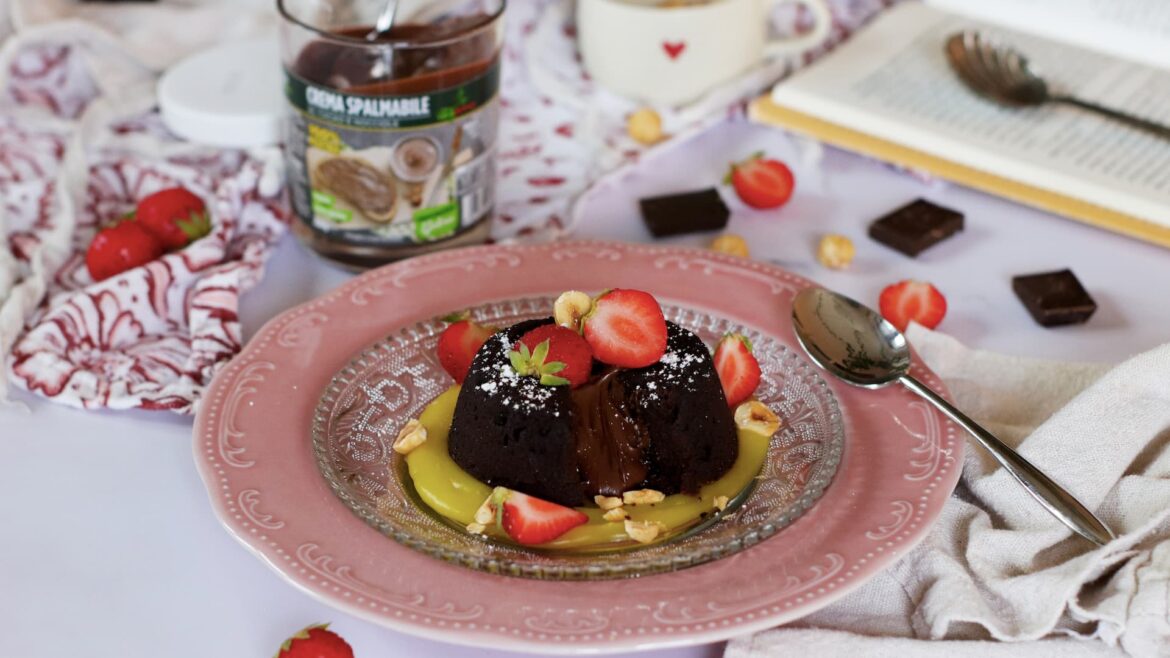 Tortino al cioccolato e nocciole vegan, con crema allo zafferano