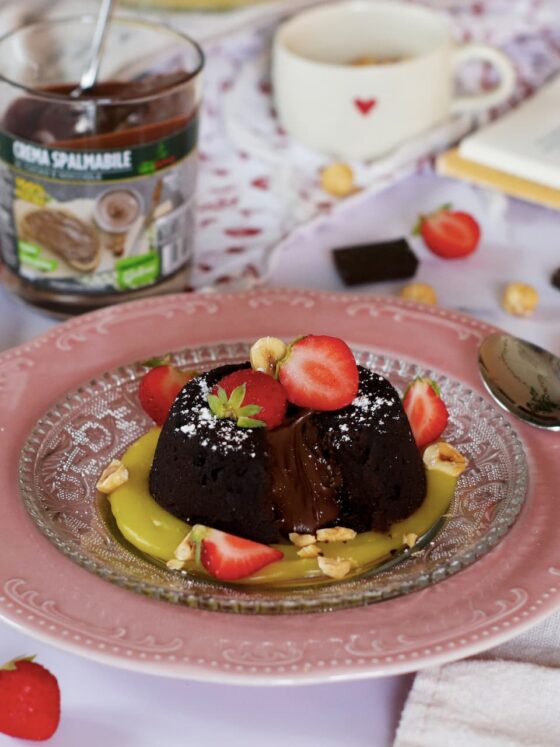 Tortino al cioccolato e nocciole vegan, con crema allo zafferano