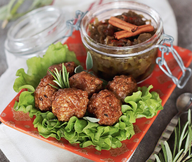 Polpette di soia con chutney di cipolle, mele e zenzero