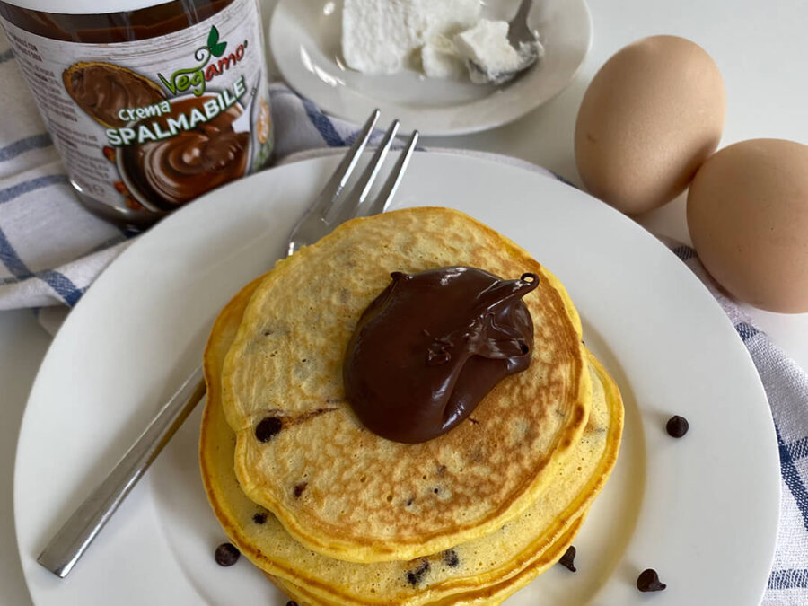 pancakes-di-ricotta-con-gocce-di-cioccolato-e-crema-spalmabile