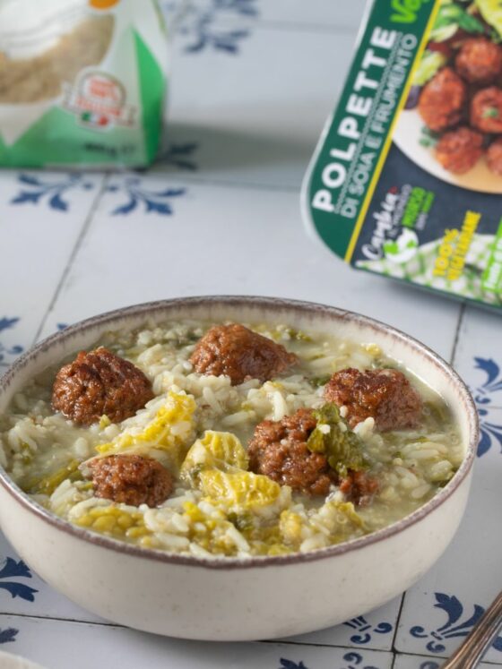 zuppa di quinoa bianca, verza e polpette vegetariane